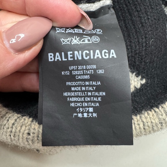 Authentic Balenciaga Grey & Black Logo Beanie – Unisex - Picture 5 of 14